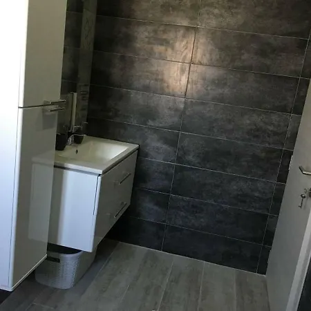 Modern Double Bedroom In Apartment *